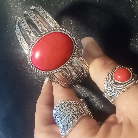 Clamper bracelet with 2 expandable statement rings. - Picture 1 of 7